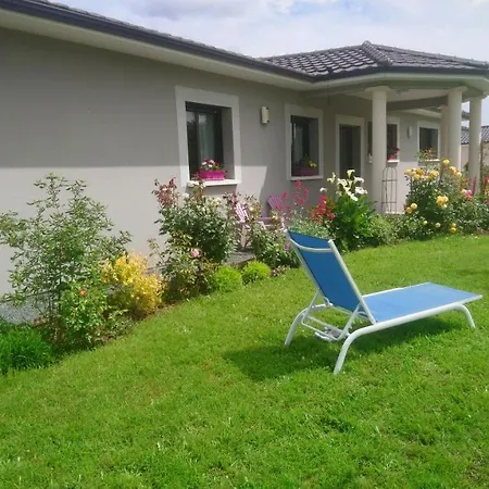 Le Bonheur A Portee De Mains Bed & Breakfast *